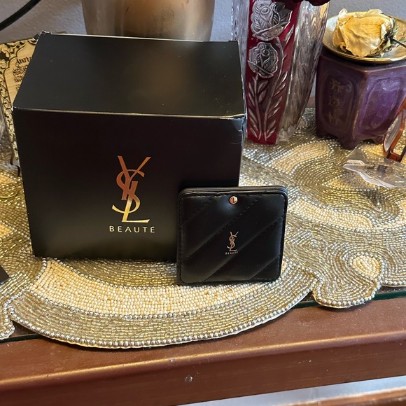Yves Saint Laurent - Picture 6 of 10